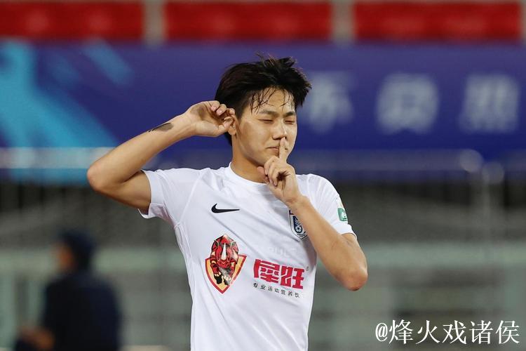 大连英博延续客场不胜魔咒 两球领先遭争议点球绝平