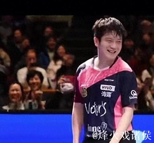 樊振东遭德迷狂热追捧!现场唱《真的爱你》 樊振东遭德迷狂热追捧!现场唱《真的爱你》