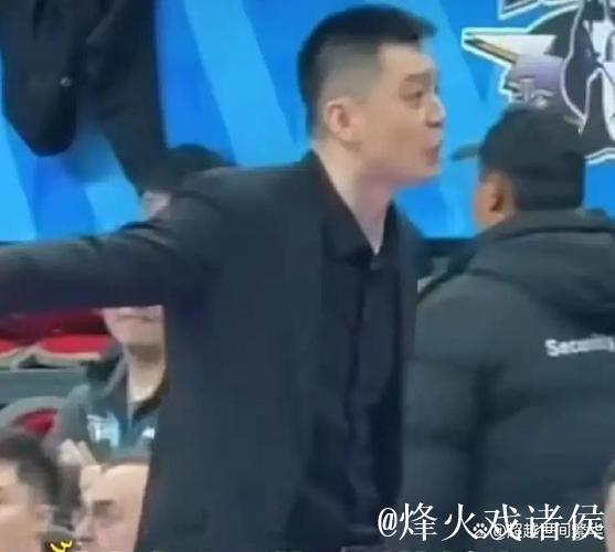 杨鸣不满判罚被驱逐出场,辽宁队情绪失控导致比赛翻盘 杨鸣不满判罚被驱逐出场,辽宁队情绪失控导致比赛翻盘